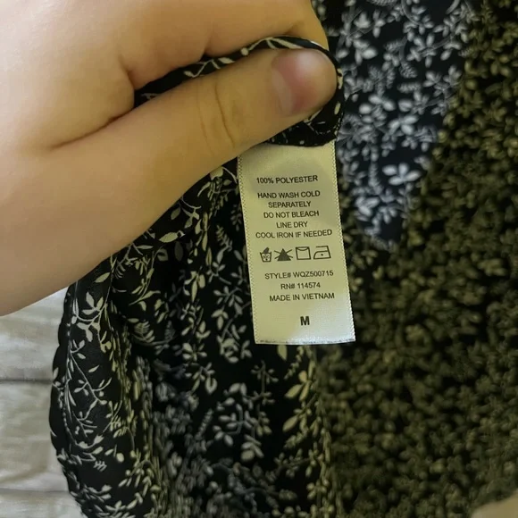 🤎3/$10 Pleione Black and White Floral Blouse Size Medium - Picture 5 of 5
